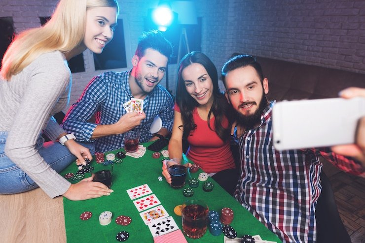 Dynamic in-play sports betting markets focused on basketball and football matches